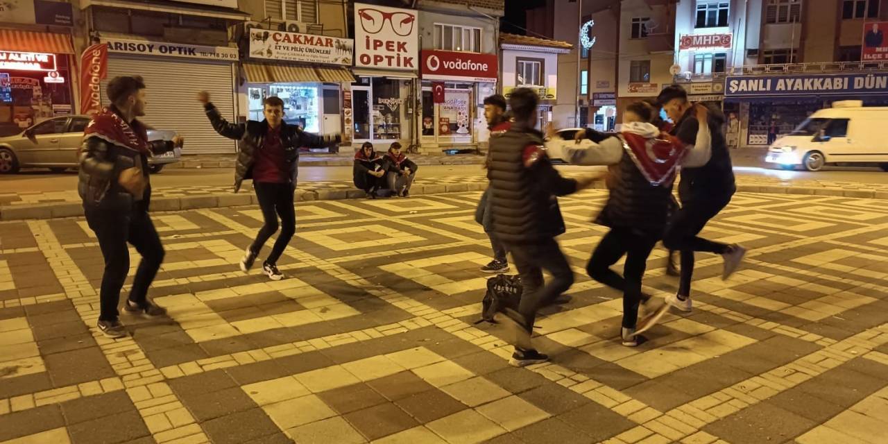 Hızını Almayan Asker Adayları Eğlenceye İlçe Meydanında Devam Etti