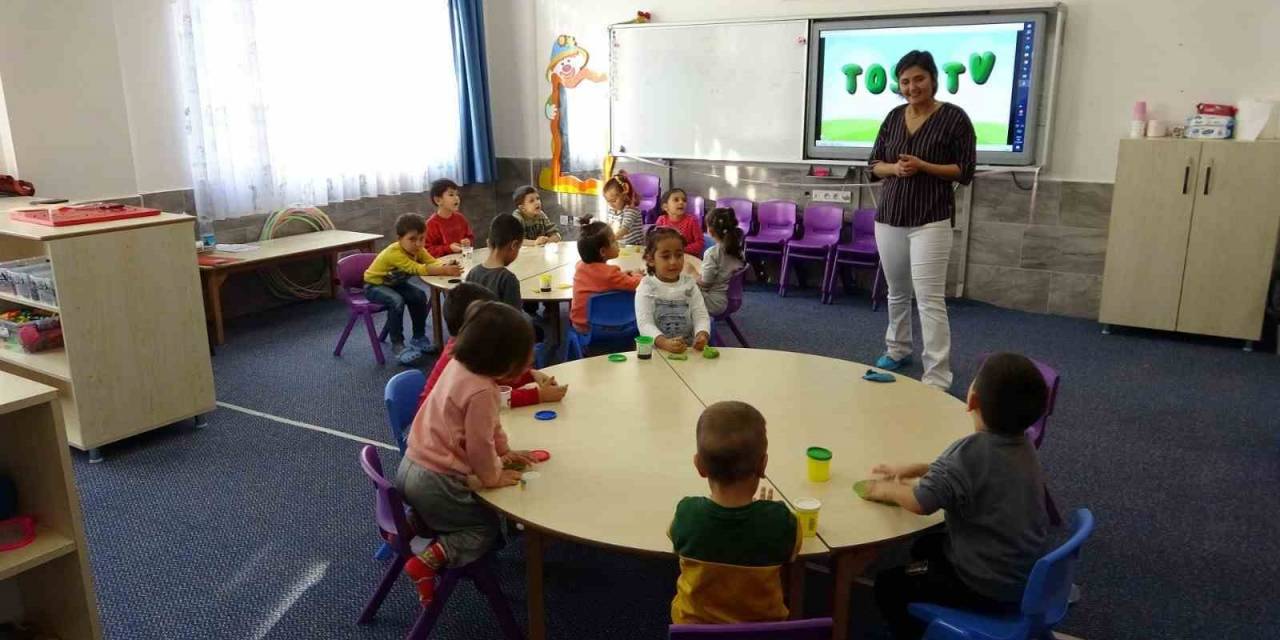 Kanseri Yenen Ayşegül Öğretmen 2 Yıl Sonra Öğrencilerine Kavuştu, Okul Bayram Yerine Döndü