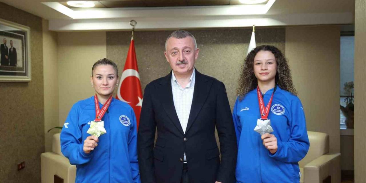 Karateci Kız Kardeşler Şampiyon Oldu