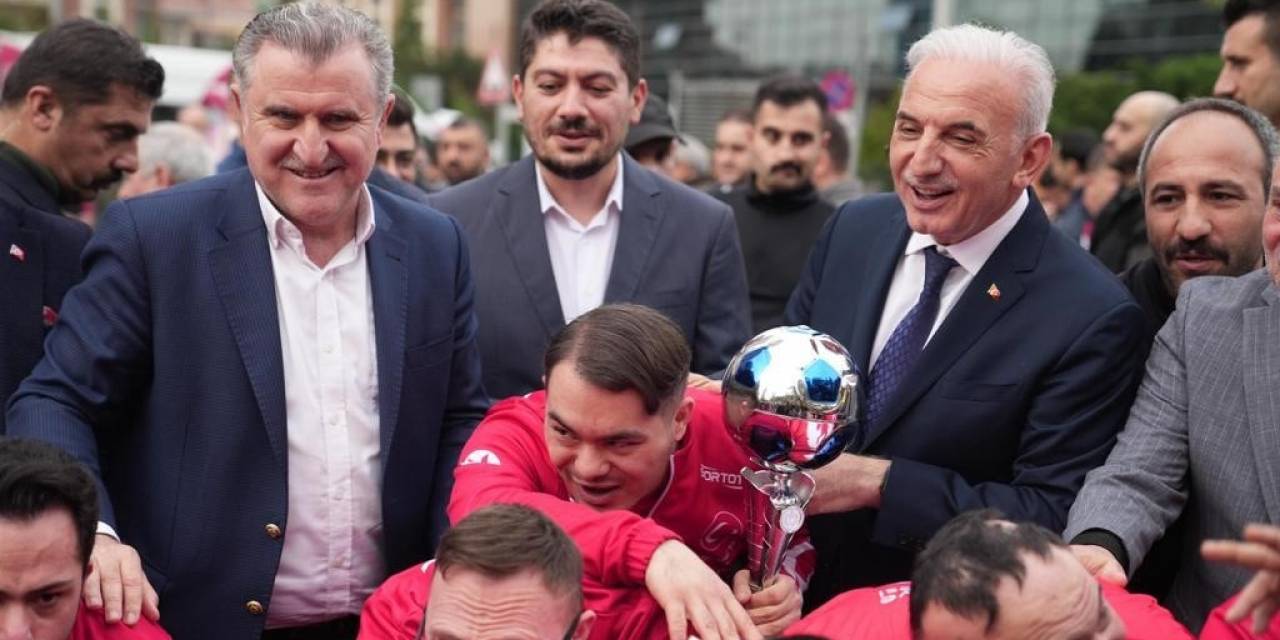 Ümraniye Belediyesi Futsal Takımı İlk Maçına Çıktı
