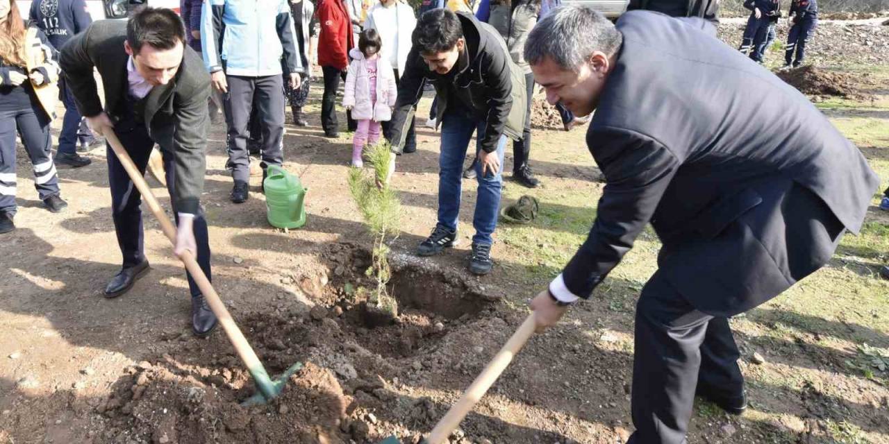 Muğla’da Sağlık Ekipleri Fidanları Toprakla Buluşturdu