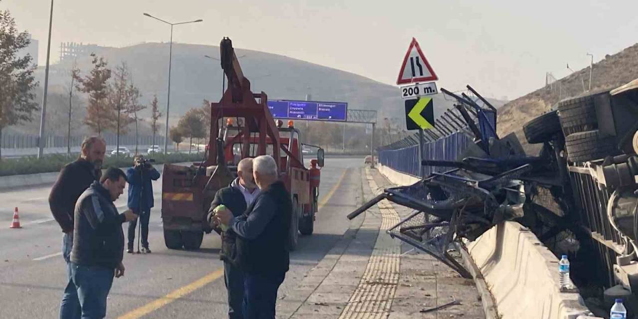 Ankara’da Servis Otobüsü Devrildi: 2 Yaralı