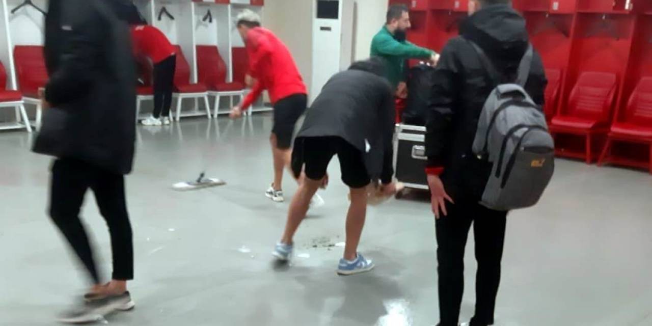 Tokat Belediye Plevnespor Futbolcuları, Maçın Ardından Soyunma Odasını Temizledi