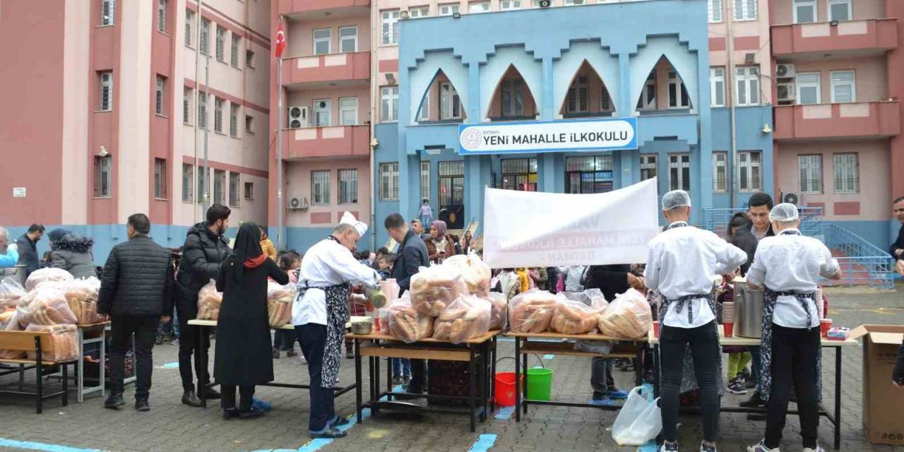 Batman’da "üstümüze Vazife Projesi"ne Katkı Sunan Hayırsever Bin 500 Öğrenciye Çorba Dağıttı
