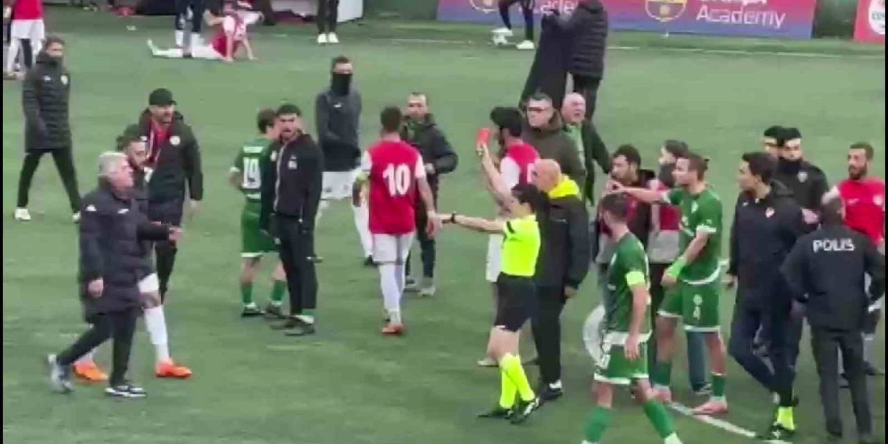 Maltepe’de Faul Kararı Bekleyen Futbolcular Ve Hakem Arasında Gerginlik