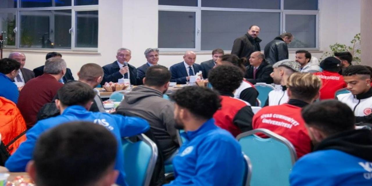 Rektör Levent, Sporcular İle Buluştu