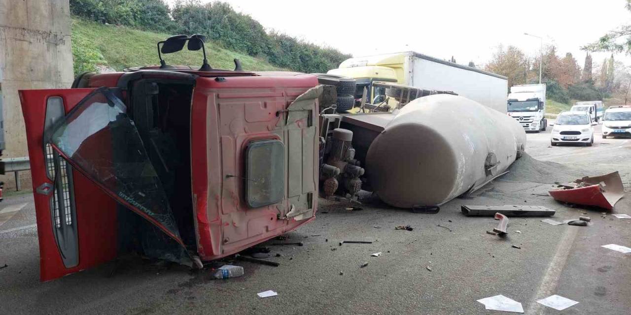 Çimento Yüklü Tanker Devrildi: 1 Yaralı