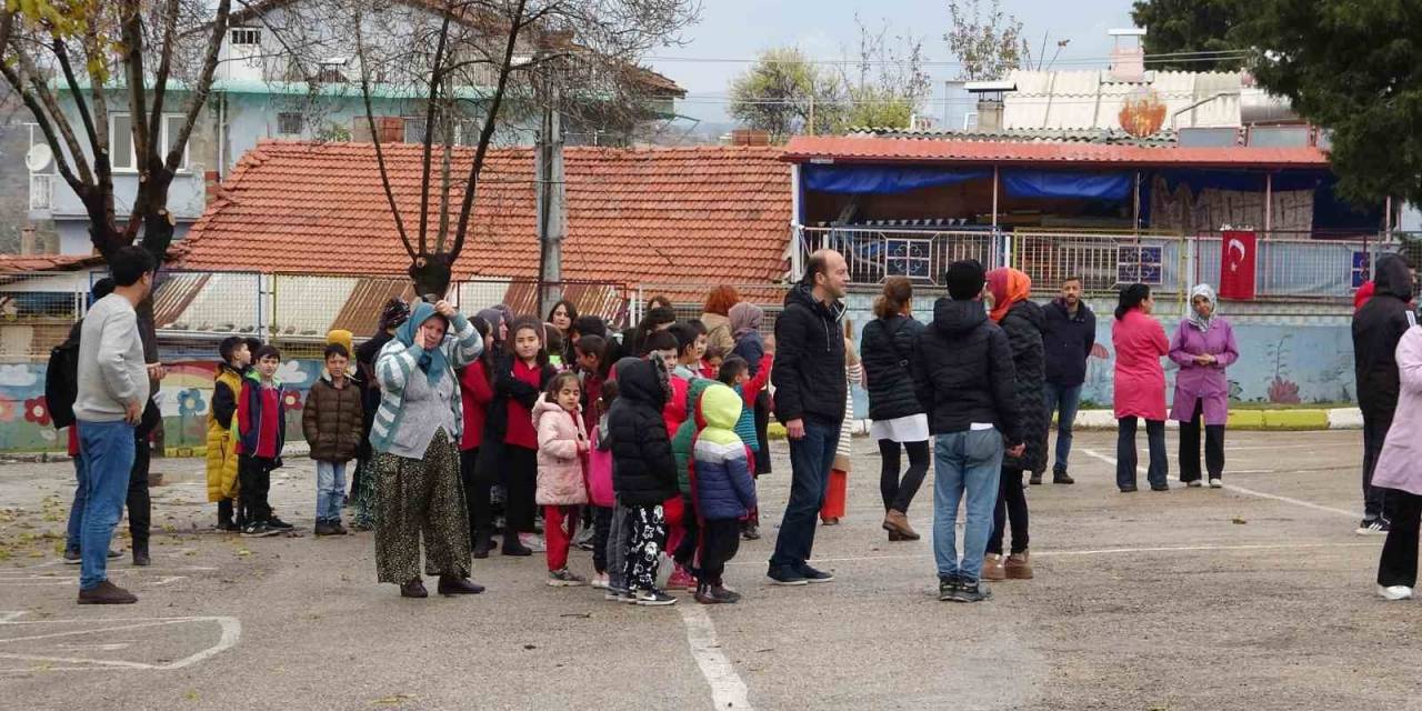 Uşak’ta İlkokulda Çıkan Yangında 1 Kişi Dumandan Etkilendi