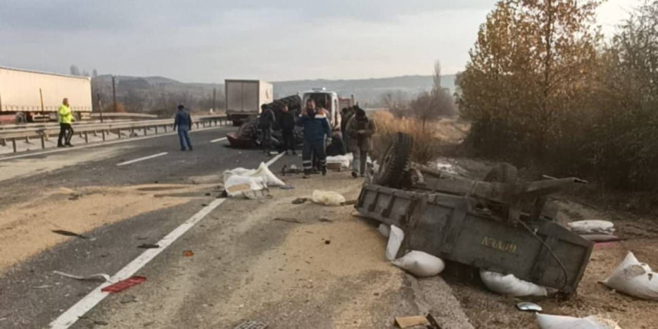 Kamyon Traktöre Çarptı: 1 Ölü