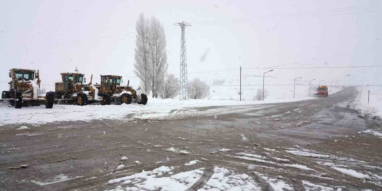 Erzincan’ın Yüksek Kesimlerinde Kar Yağışı Etkili Oldu