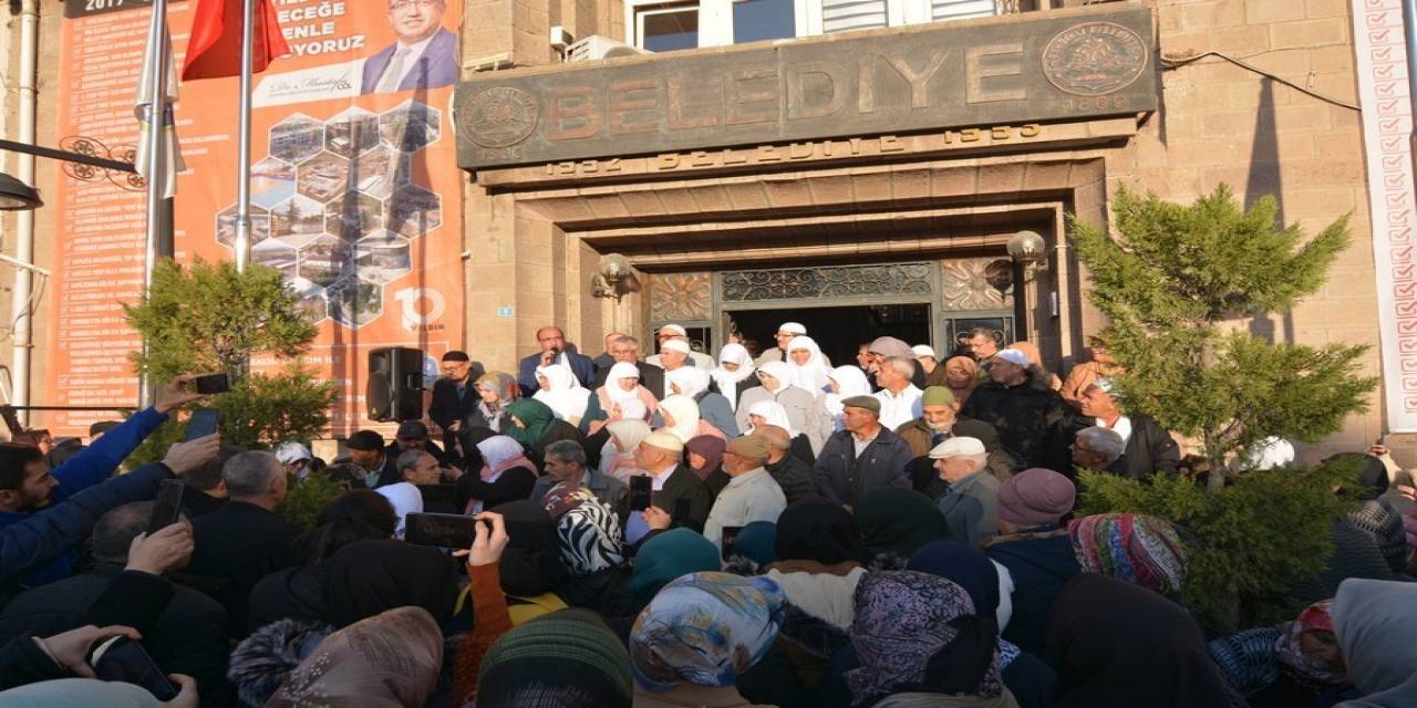 Umre Yolcuları Dualarla Uğurlandı