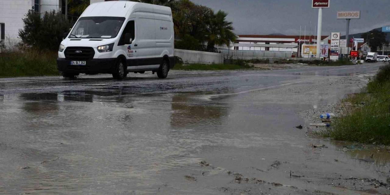 Kuşadası’nda Her Yağışta Aynı Manzara, Karayolları Sorumluluğundaki Yollar Dakikalar İçinde Göle Döndü