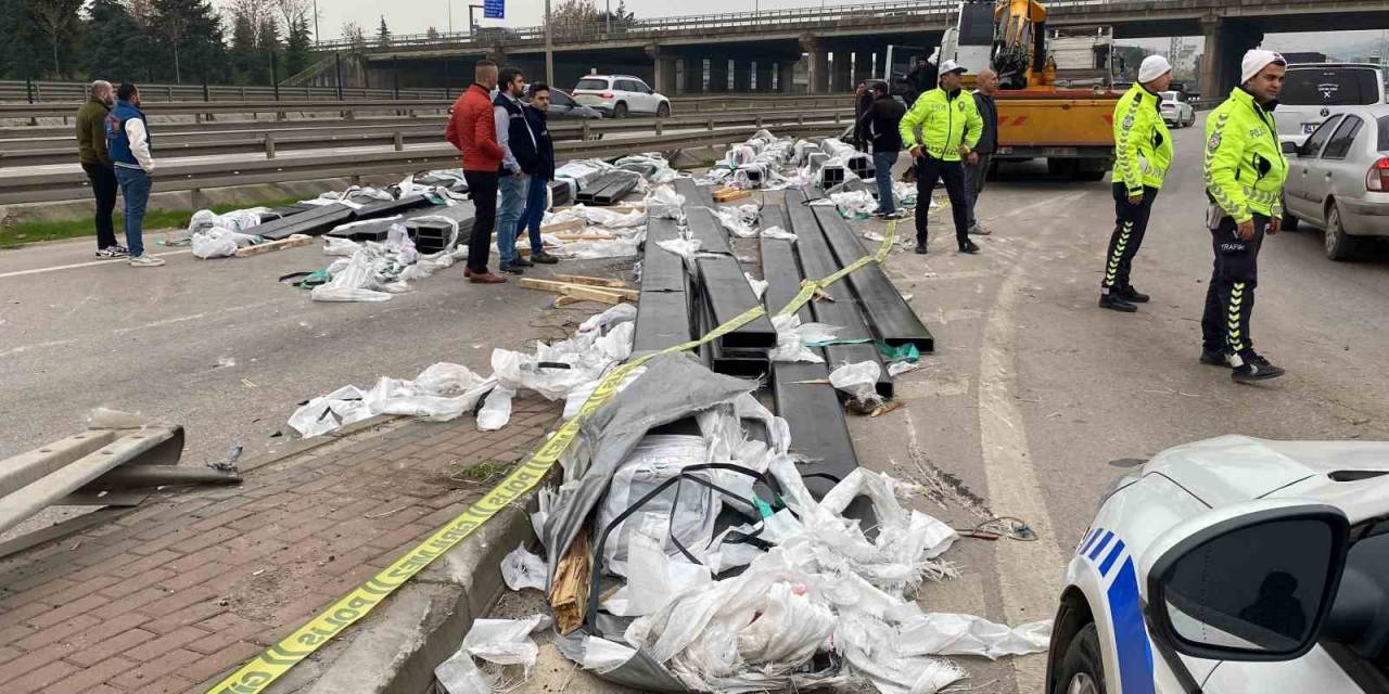 Virajı Alamayan Tırdan Düşen Demir Profiller Yola Savruldu, Trafik Durdu