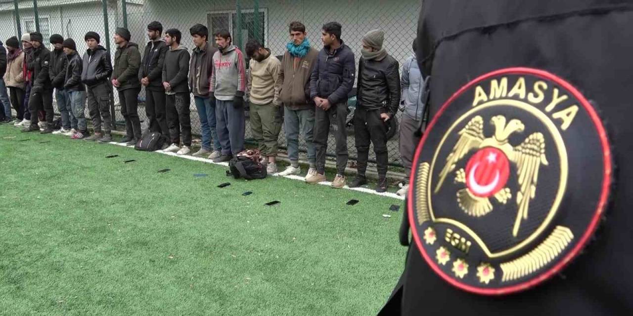 Amasya’da İran Plakalı Tırda 62 Kaçak Göçmen Yakalandı