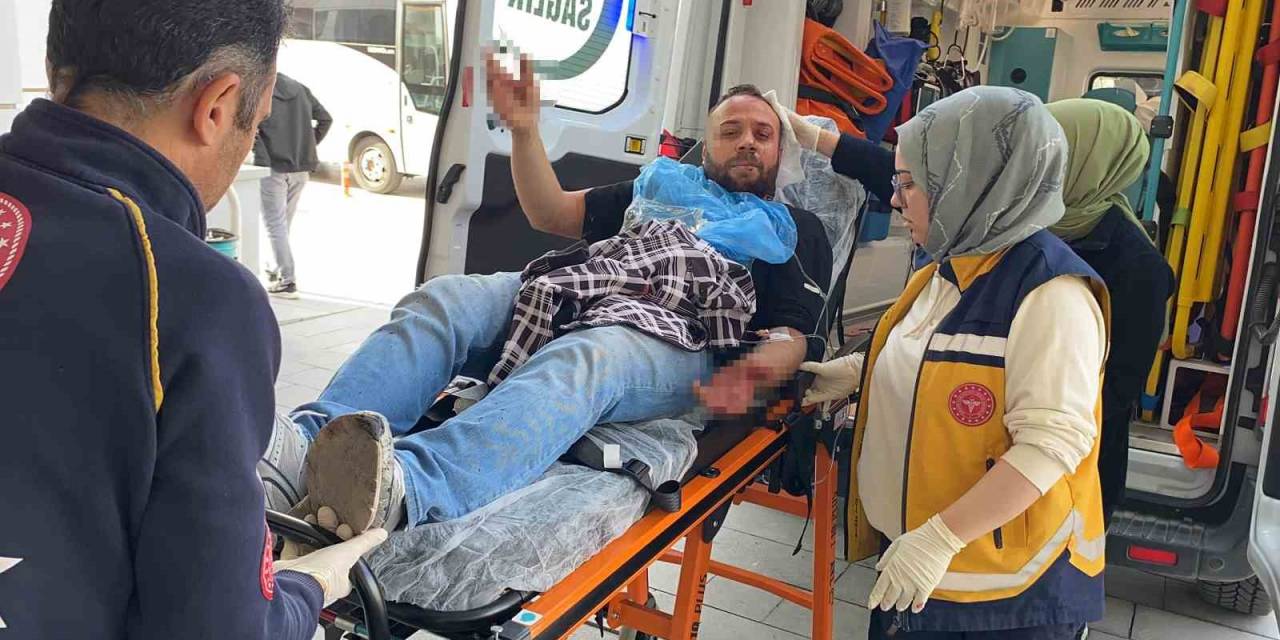 Bıçakla Yaralandı, Yarasını Unutup Gazetecilere Sardı