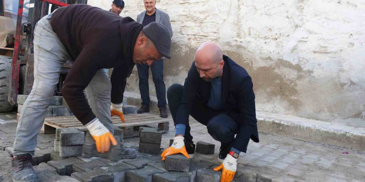 Başkan Arıkan Eldivenleri Giydi, Kolları Sıvadı Parke Taşı Döşedi