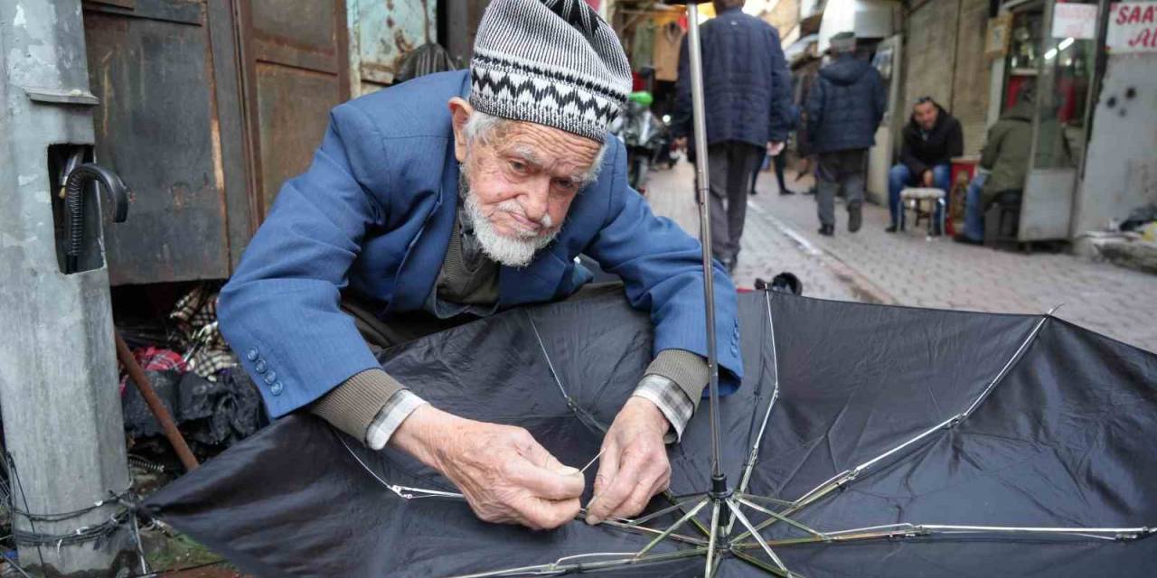 94 Yaşındaki Şemsiye Tamircisinin Başında Kuyruk Oluyorlar