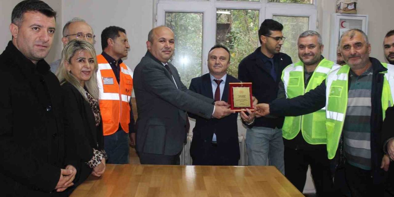 Ambulansa Yol Veren Trenin Makinisti Plaketle Ödüllendirildi