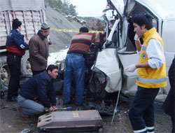 Cenazeye gidenler TIR'a çarptı: 5 ölü, 2 yaralı