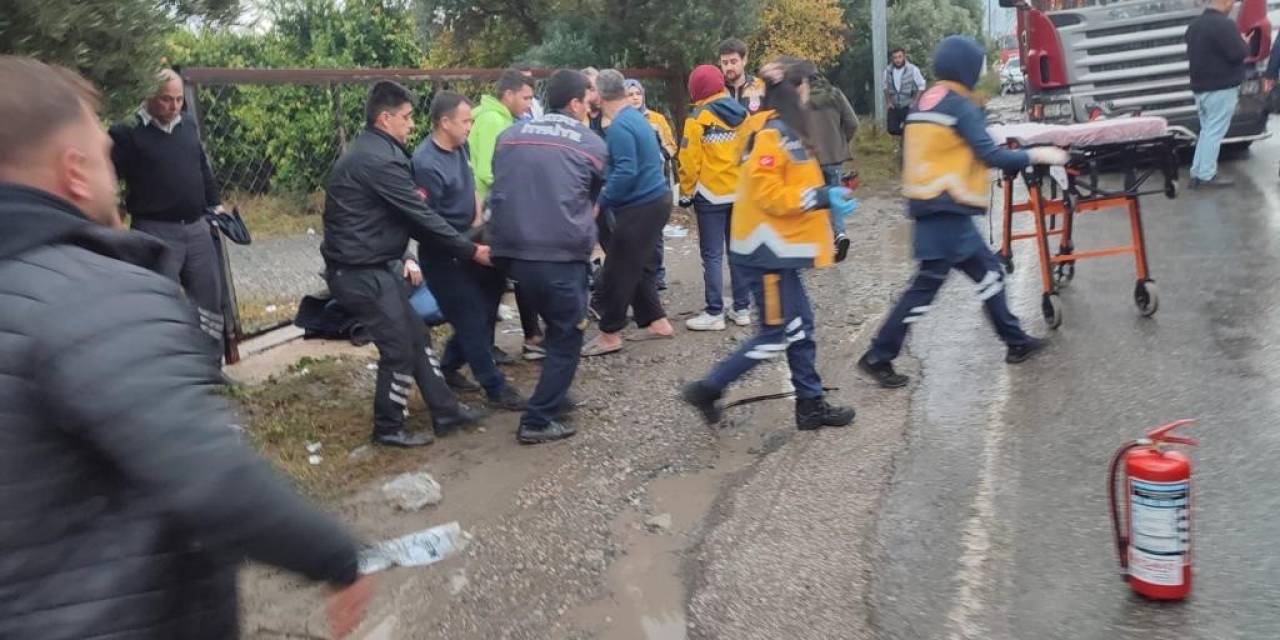 İşçi Servisiyle Hafriyat Kamyonu Çarpıştı: 9 Yaralı