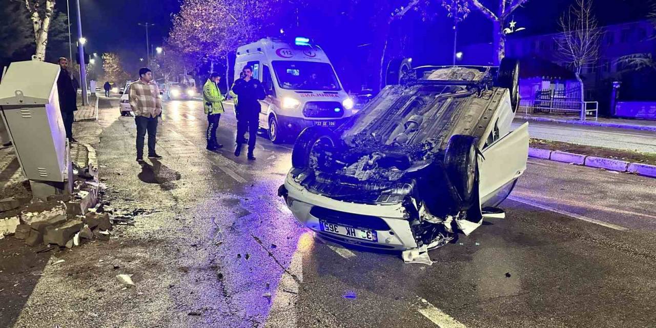 Elektrik Panosuna Çarpan Otomobil Ters Döndü: 1 Yaralı