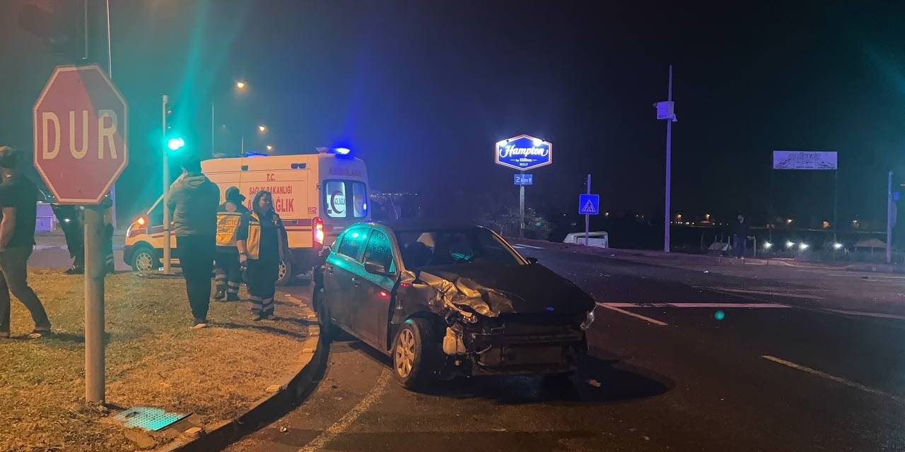 Kırmızı Işıkta Geçen Tır, Çarptığı Otomobili Yolda Ters Döndürdü: 1 Yaralı
