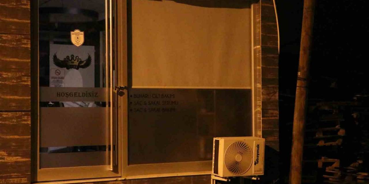 İzmir’de Berber Dükkanındaki Şahsa Silahlı Saldırı Kamerada