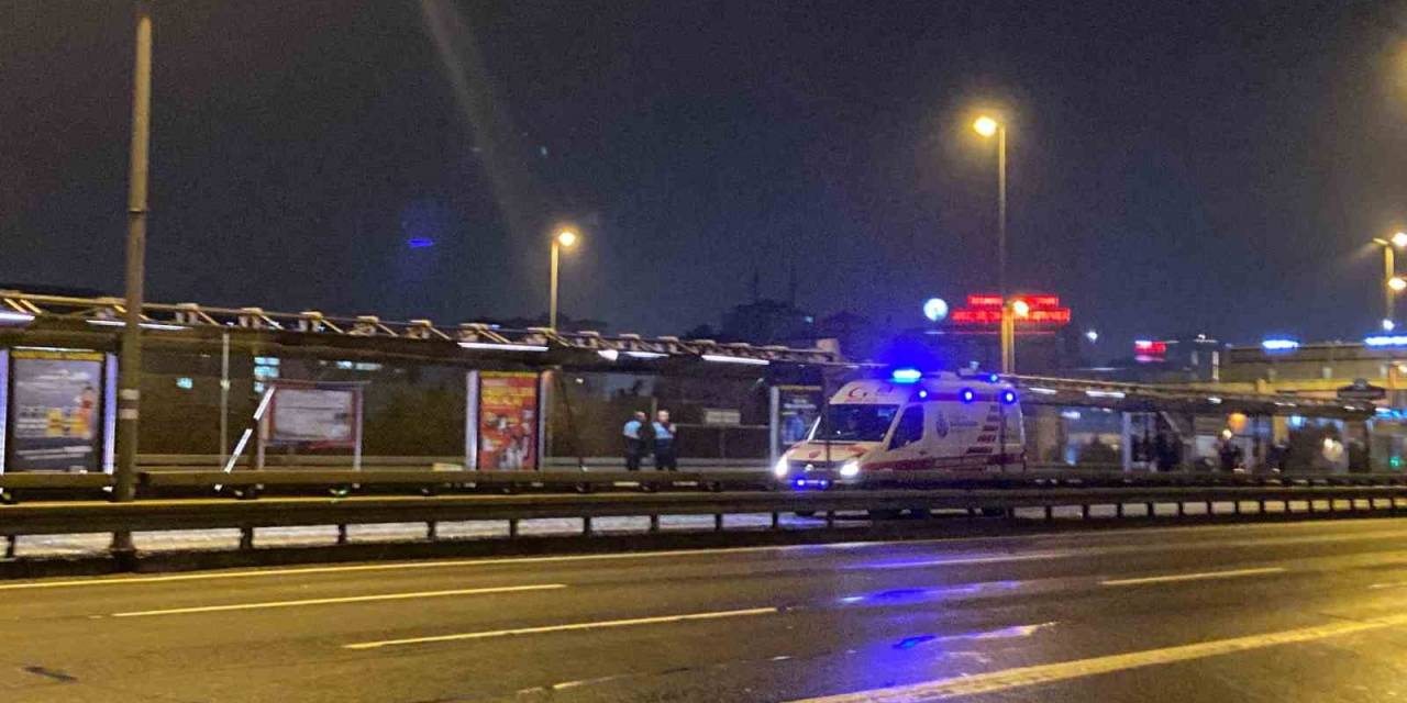 Okmeydanı’nda Metrobüs Reklam Panosuna Çarptı: 1 Yaralı
