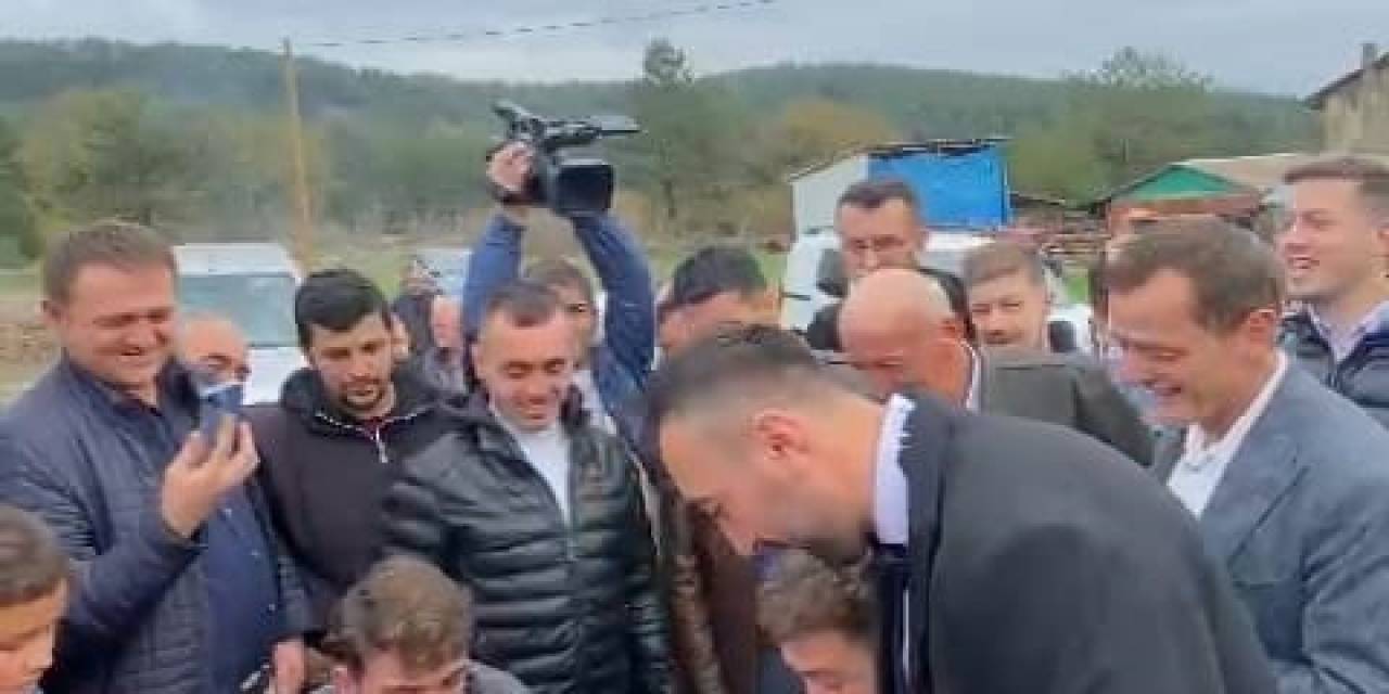 Okey Masası Kurarak Düğün Konvoyunun Önünü Kestiler