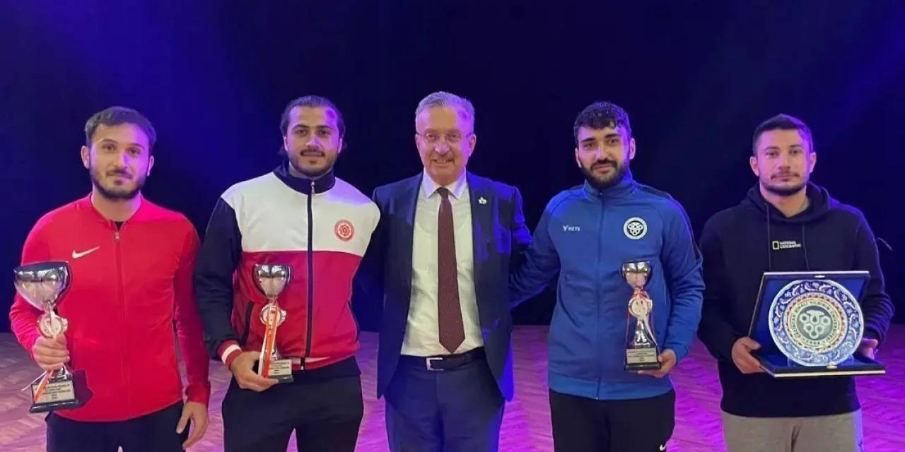 Futbol Turnuvasında Derece Yapan Sporcular Ödülünü Rektör Levent’ten Aldı