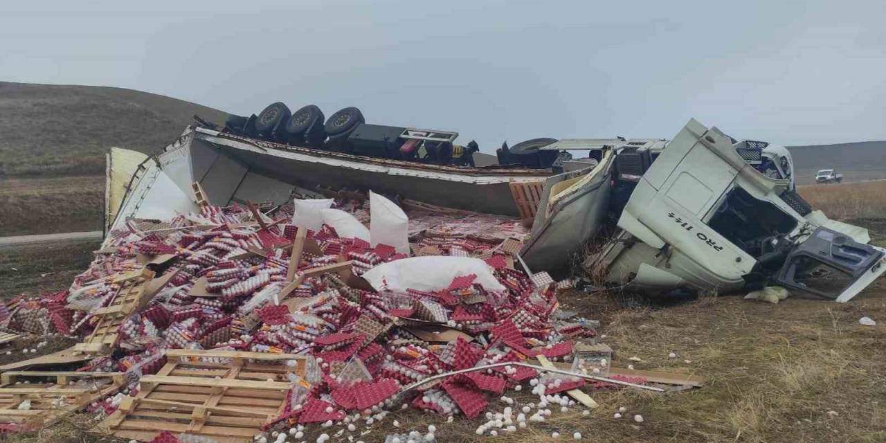 Amasya’da Yumurta Yüklü Tır Devrildi: 2 Yaralı