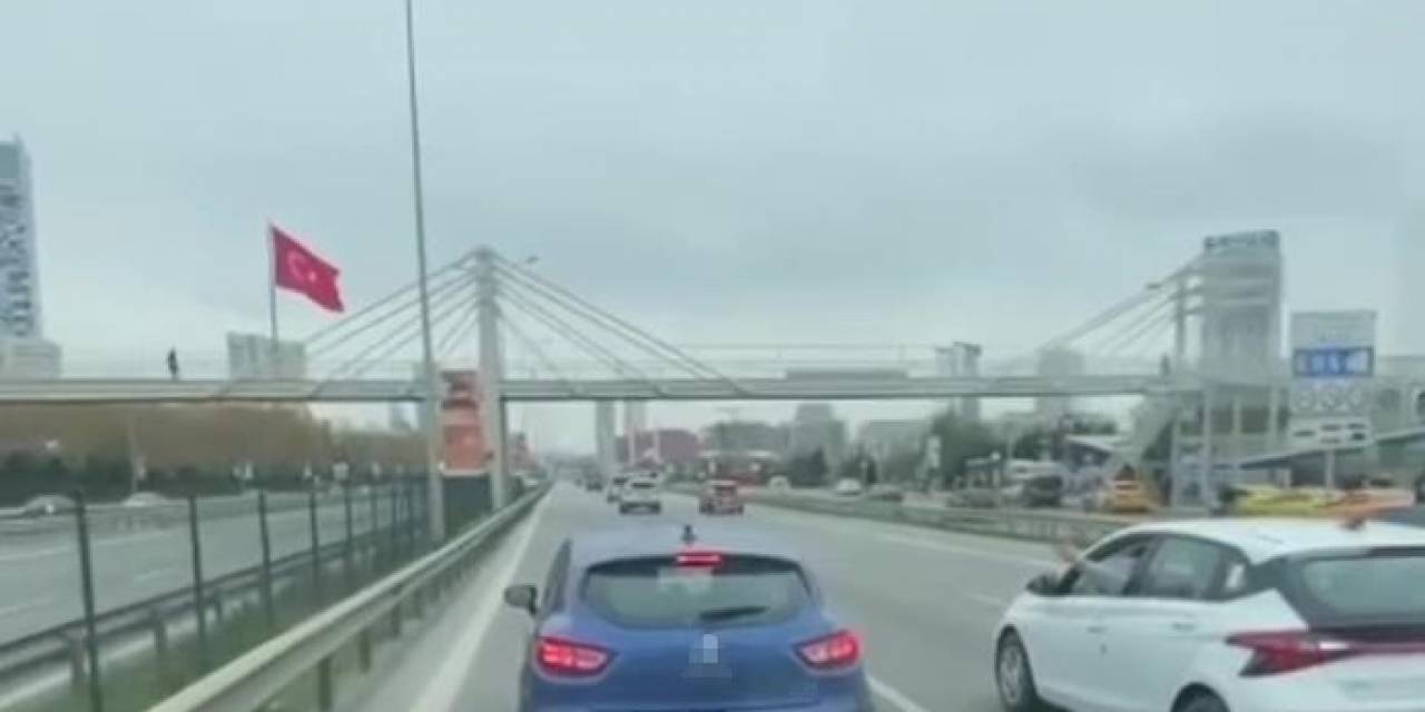 Kartal’da Sol Şeritte Ambulansa Yol Vermeyen Sürücü Kamerada