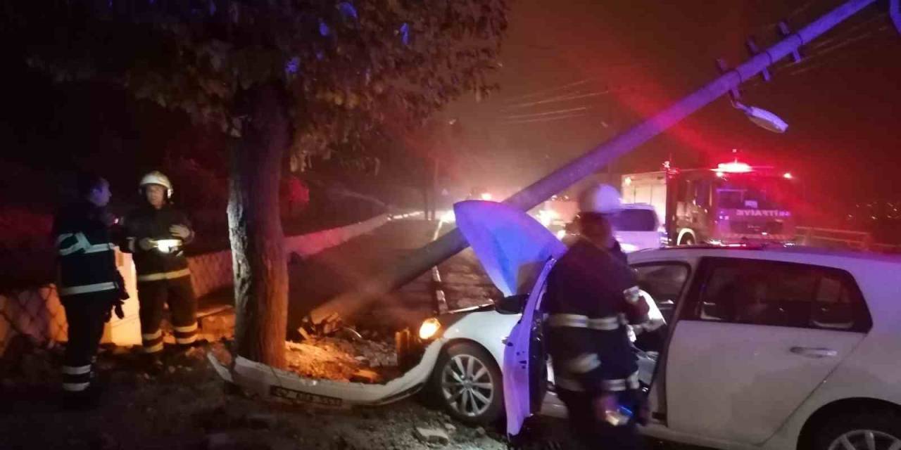 Direksiyon Hakimiyetini Kaybeden Otomobil Elektrik Direğine Çarptı: 1 Yaralı