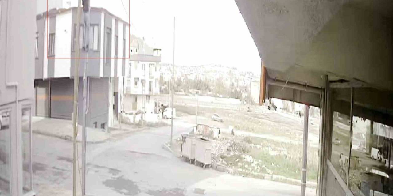 Tırmandığı Direkteki Kabloları Bıçakla Keserek Çalan Şahıs Kamerada