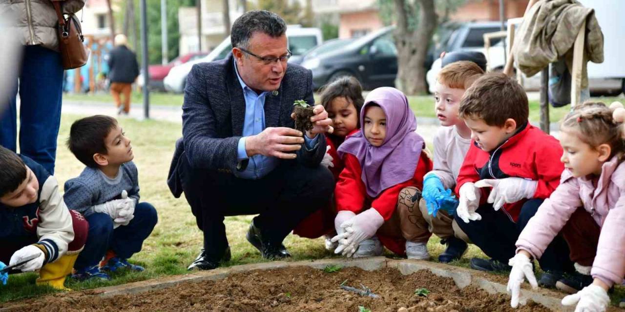 Başkan Öküzcüoğlu Öğrencilerle Birlikte Çiçek Dikti