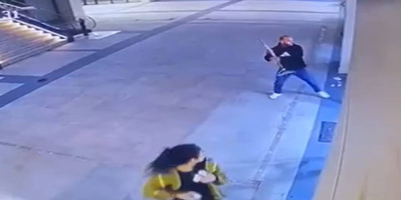 Küçükçekmece’de Güzellik Merkezine Sopa İle Saldıran Şahsa Meydan Dayağı