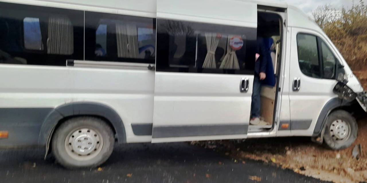 Simav’da Servis Aracı Toprak Yığınına Çarptı: 14 Öğrenci Yaralandı