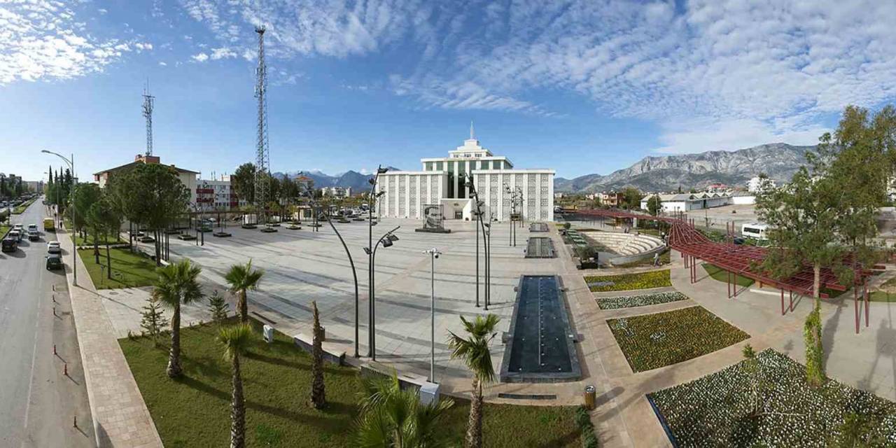 Döşemealtı Kent Meydanı’nın İsmi Cumhuriyet Meydanı Olarak Değişti