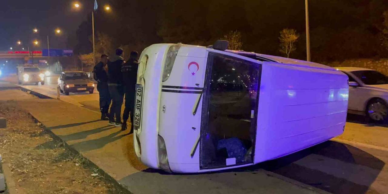 Kontrolden Çıkan Midibüs Takla Attı
