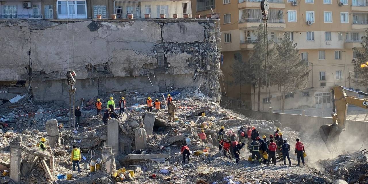 Diyarbakır’da Depremde 77 Kişiye Mezar Olan Binanın İnşasında Elverişsiz Malzeme Kullanılmış