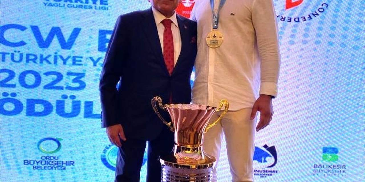 Pamukkale’nin Namağlup Şampiyon Güreşçisi Ödülünü Aldı