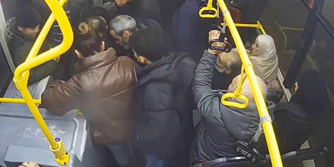 İstanbul’da Küçük Çocuk Ailesi Tarafından İett Otobüsünde Unutuldu