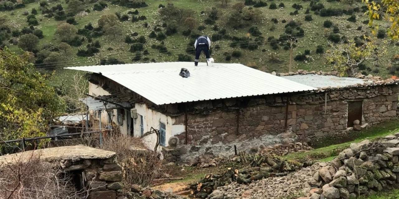 Evlerinin Çatısı Uçan Ailenin İmdadına Yunusemre Belediyesi Yetişti