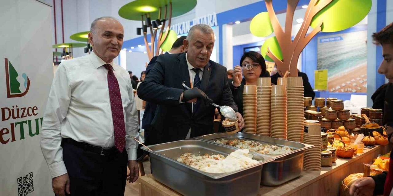 İzmirlilere Konuralp Pilavı İkram Edildi