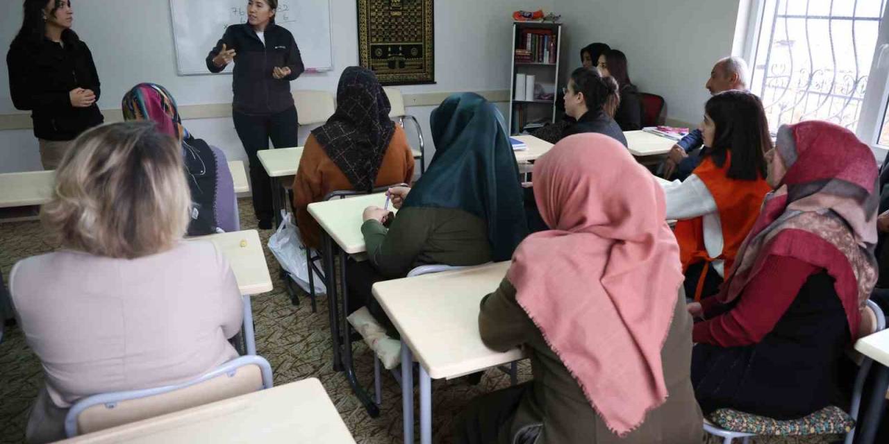 Okuma Yazma Kursundaki Kadınlara ‘Kades’ Semineri