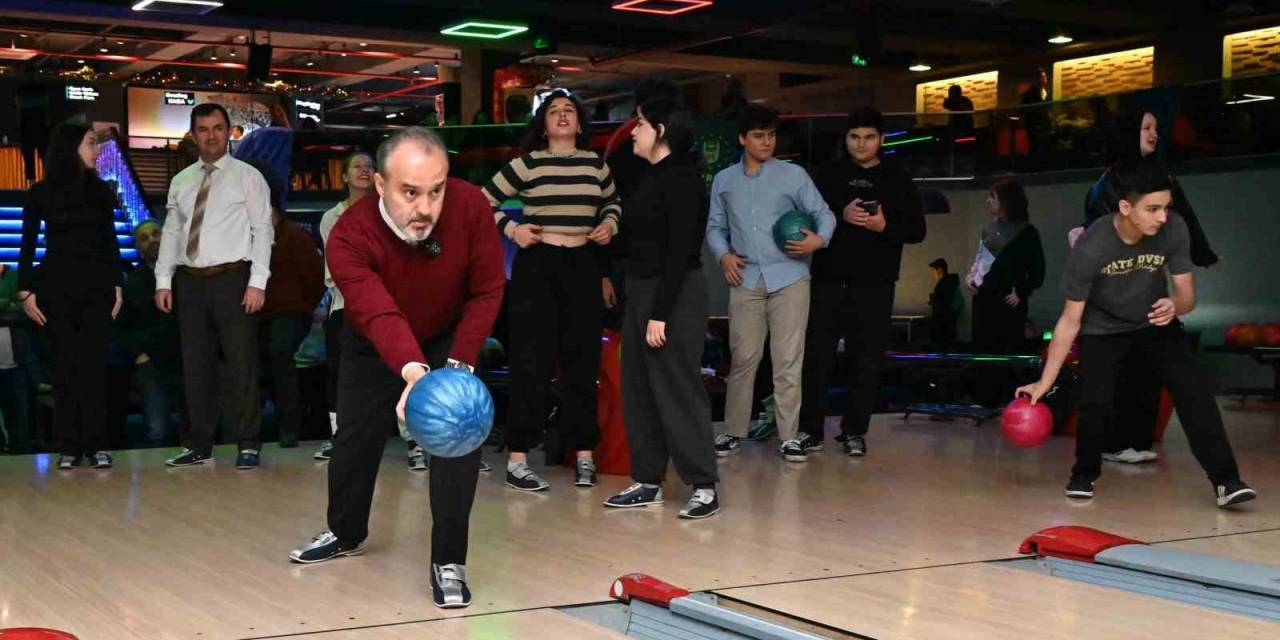 Bursa’da Liseliler Bowlingle Stres Atıyor