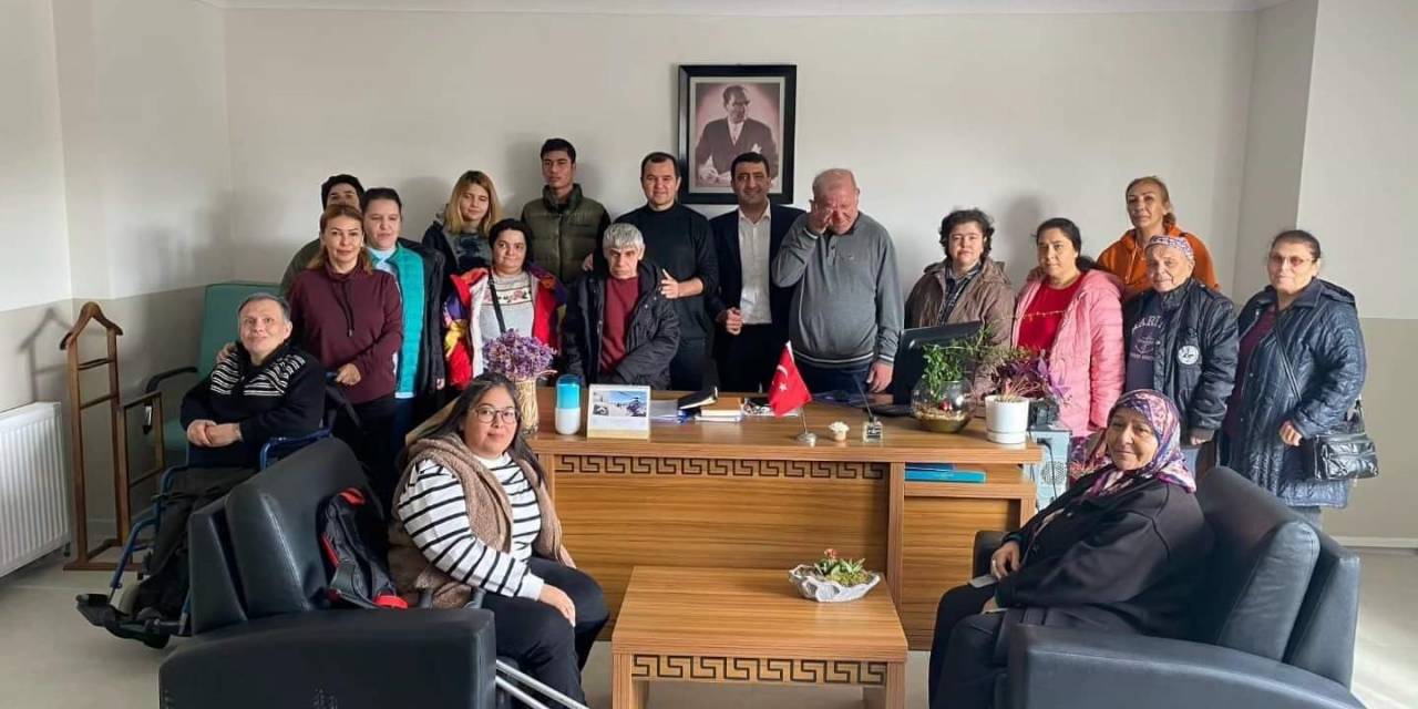 Ayvalıklı Engellilerden Sağlıkçılara Anlamlı Ziyaret