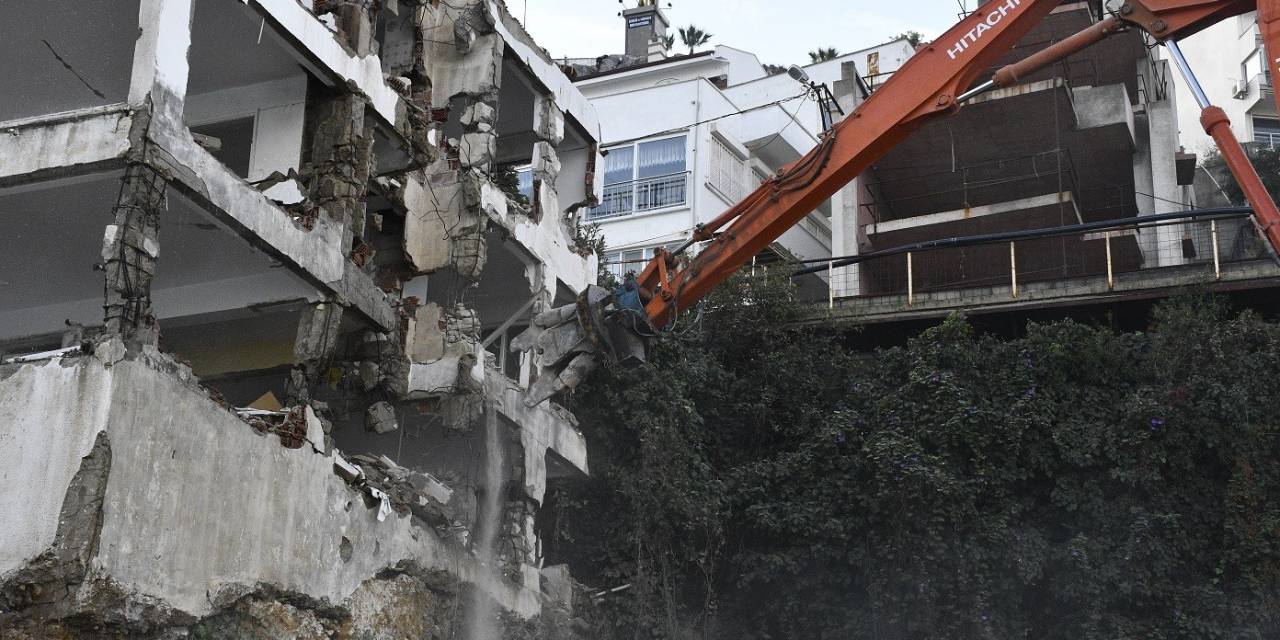 Kuşadası Belediyesi Riskli Yapılara Geçit Vermiyor