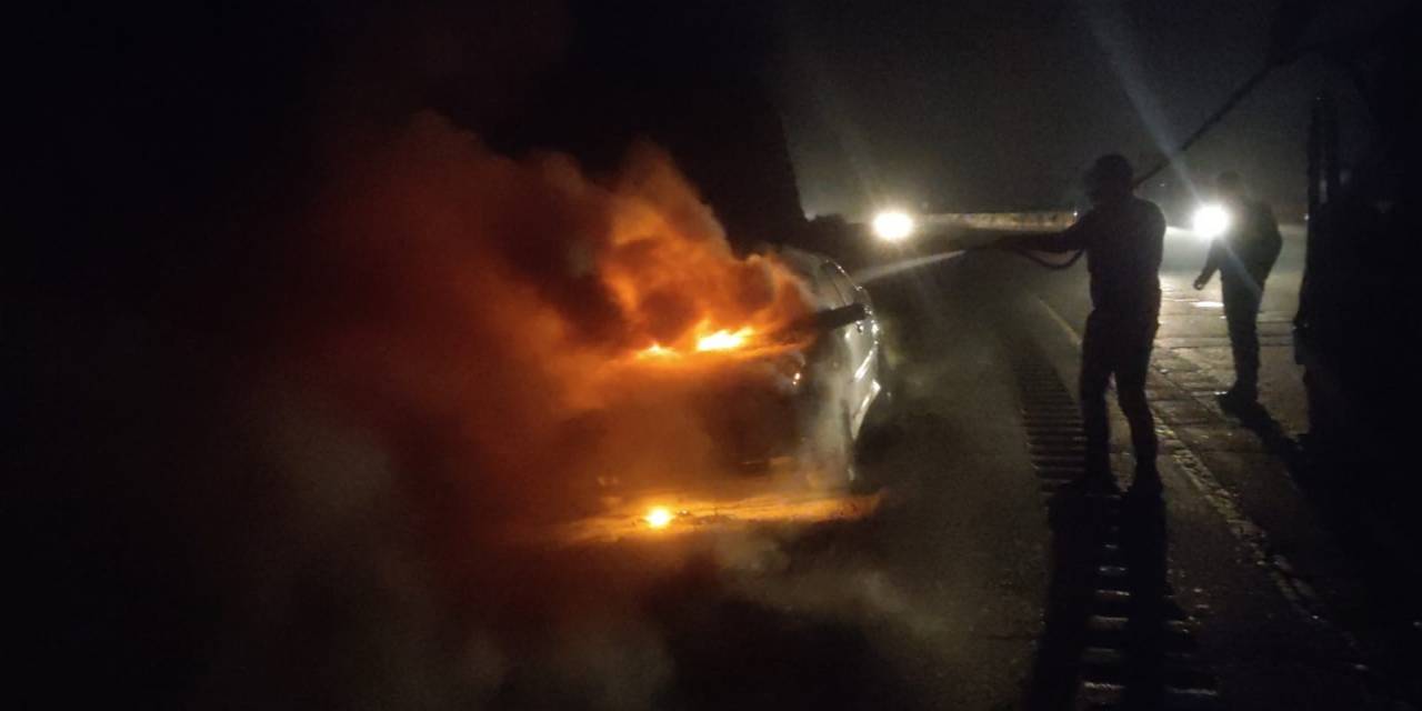 Motor Kısmı Yanmaya Başlayan Araç Alev Topuna Döndü