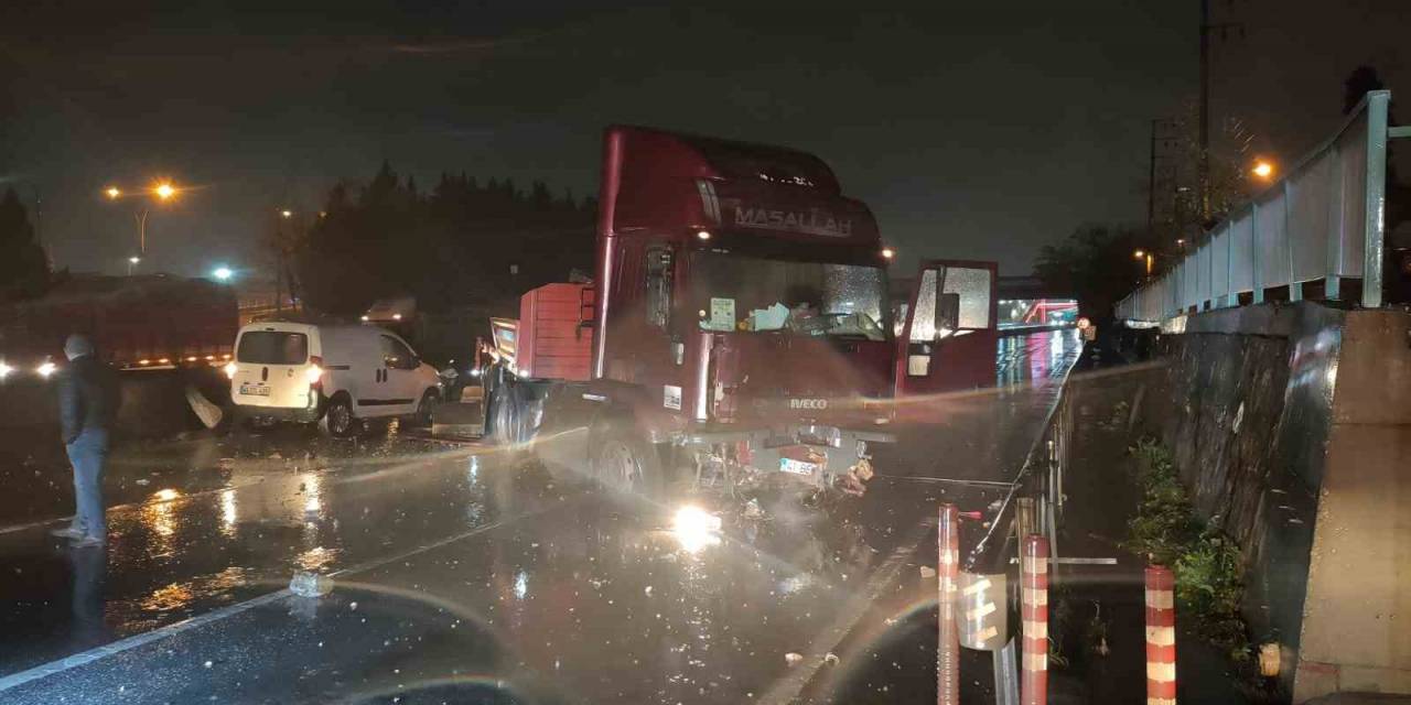 Bariyerleri Aşan Tır Karşı Şeritte Durabildi